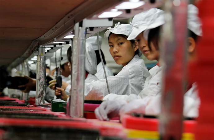 Image of female chinese workers on the FoxConn assembly line.
